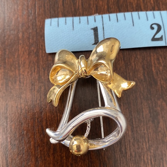 VINTAGE SilverTone and Gold Tone Bell Brooch/Pin - Picture 7 of 7